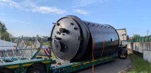 Schwarzer Drucktank auf grünem Tieflader mit Scania-Zugmaschine